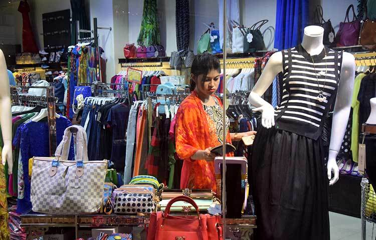 বরাবরের মত এবারের ঈদেও ওয়েস্টার্ন পোশাক তরুণীদের পছন্দের তালিকায় শীর্ষে রয়েছে। ছবি : মাহবুব আলম