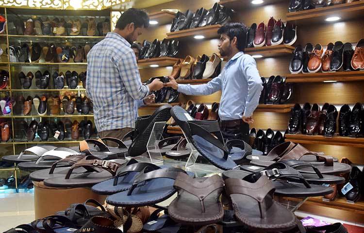 ঈদের জন্য চাই নতুন জুতো। তাই ঈদ উপলক্ষে শীর্ষ স্থানীয় ব্র্যান্ডগুলো বিভিন্ন ডিজাইনের জুতো এনেছে। ছবি : মাহবুব আলম
