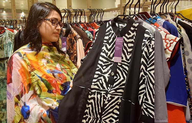 পছন্দের পোশাক বাছাইয়ে নিমগ্ন এই তরুণী। ঈদের শেষ মুহূর্তের কেনাকাটায় ব্যস্ত তিনি। ছবি : মাহবুব আলম