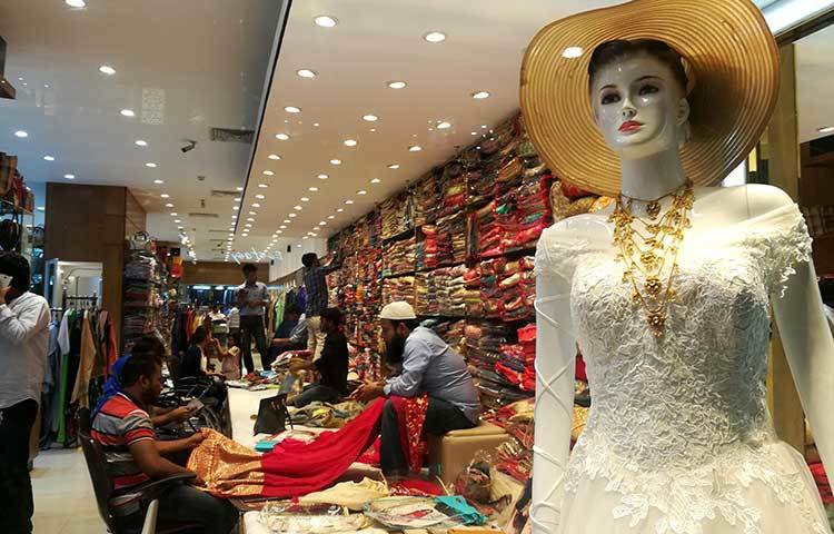 বিভিন্ন শাড়ির দোকানেও রয়েছে ক্রেতাদের ভিড়। তবে অন্যান্য বছরের চেয়ে এবারের ঈদে শাড়ির চাহিদা কম বলে ব্যবসায়ীরা জানিয়েছেন। ছবি : মাহবুব আলম&nbsp;&nbsp;