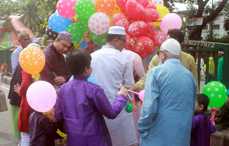 ঈদের দিনে শিশুদের নতুন পোশাকের পাশাপাশি চাই নানা ধরনের খেলনা। শিশুদের রঙিন বেলুন কেনায় ব্যস্ত রয়েছেন অভিভাবকরা। ছবি : বিপ্লব দিক্ষিৎ