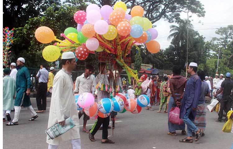 শিশুদের প্রিয় রঙিন বেলুন নিয়ে ছুটছেন এক বেলুন বিক্রেতা। ছবি : বিপ্লব দিক্ষিৎ