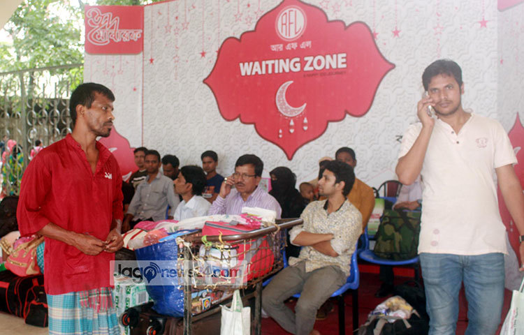 অপেক্ষার সময় যেন কাটছে না। ওয়েটিং জোনে যাত্রীদের অপেক্ষার মুহূর্ত। ছবি : বিপ্লব দিক্ষিৎ