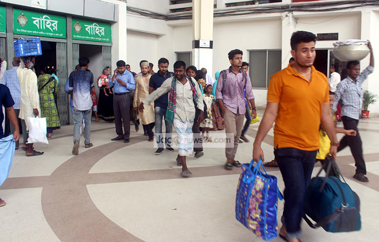 প্রিয়জনের টানে শত কষ্ট উপেক্ষা করে নাড়ীর টানে ছুটছে মানুষ। ছবি : বিপ্লব দিক্ষিৎ