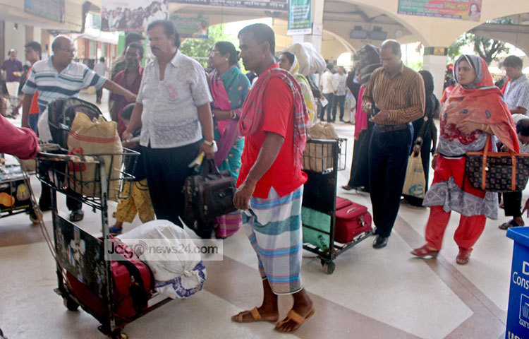 প্রায় সব যাত্রীর হাতেই ব্যাগ কিংবা বস্তা। ঈদে প্রিয়জনদের জন্য উপহার সামগ্রী কিনে নিয়ে যাচ্ছেন সবাই। ছবি : বিপ্লব দিক্ষিৎ