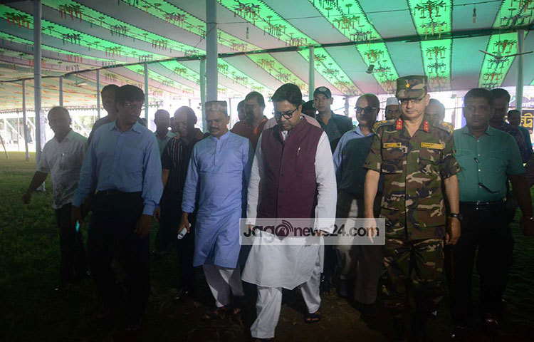 ঈদগাহের ভেতরের সব কিছু ঘুরে ঘুরে পরিদর্শন করেছেন ঢাকা দক্ষিণ সিটি কর্পোরেশনের মেয়র মোহাম্মদ সাঈদ খোকন। ছবি : বিপ্লব দিক্ষিৎ