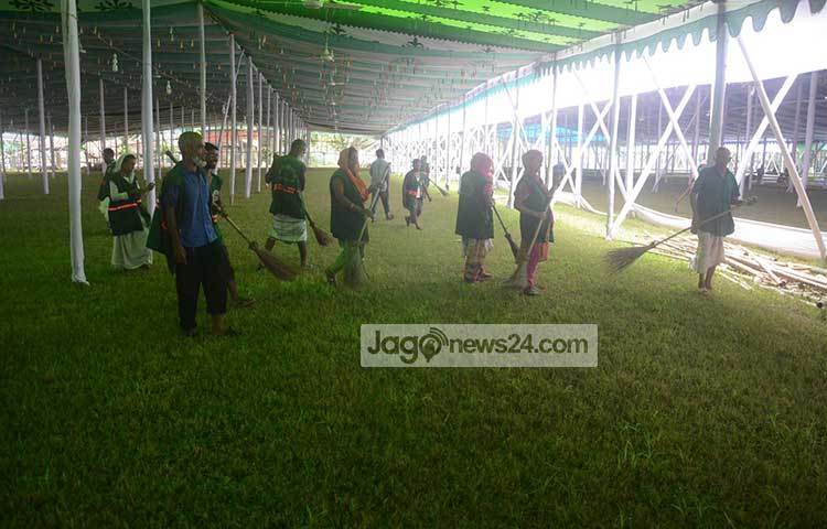 ঈদগাহের পরিষ্কার কাজে নিয়োজিত সিটি কর্পোরেশনের পরিছন্নতা কর্মীরা। ছবি : বিপ্লব দিক্ষিৎ