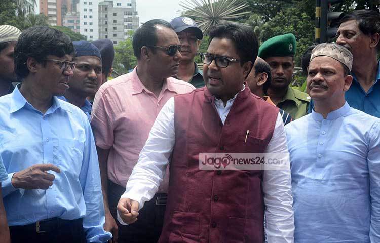 ঈদগাহ পরিদর্শন শেষে ঢাকা দক্ষিণ সিটি কর্পোরেশনের মেয়র মোহাম্মদ সাঈদ খোকন গণমাধ্যম কর্মীদের সঙ্গে কথা বলেন। ছবি : বিপ্লব দিক্ষিৎ