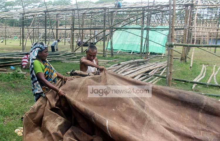 প্রস্তুত হচ্ছে জাতীয় ঈদগাহ। কয়েকদিন ধরে চলছে ঈদগাহ প্রস্তুতের কাজ। ছবি : বিপ্লব দিক্ষিৎ