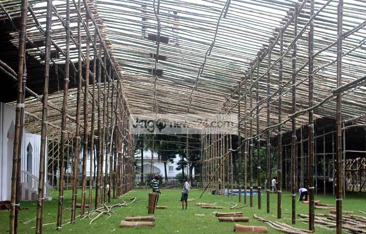 এরই মধ্যে প্রায় অর্ধেকের বেশি কাজ শেষ হয়েছে। অনেক যত্ন নিয়ে কাজ ঈদগাহ নির্মাণের করা হচ্ছে। ছবি : বিপ্লব দিক্ষিৎ