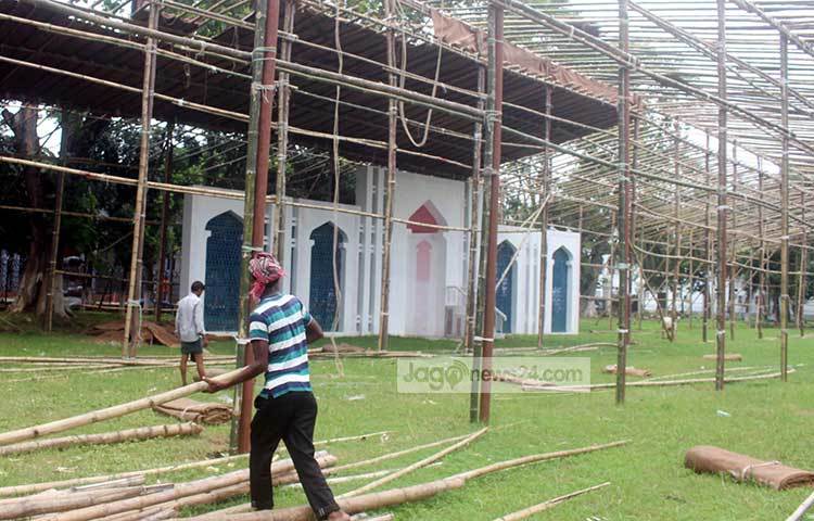 ঈদ বর্ষাকালে হওয়াতে বৃষ্টির হাত থেকে বাঁচতে বাড়তি ব্যবস্থা নেওয়া হচ্ছে। ছবি : বিপ্লব দিক্ষিৎ