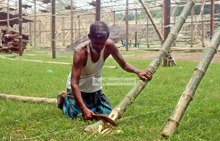 বিরামহীনভাবে প্যান্ডেল তৈরির কাজ করে যাচ্ছে শ্রমিকরা। ঈদগাহ তৈরির কাজ তত্ত&iexcl;বধানে রয়েছে ঢাকা সিটি কর্পোরেশন। ছবি : বিপ্লব দিক্ষিৎ