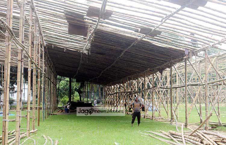 প্যান্ডেলের উপরে ত্রিপল বিছিয়ে দেয়া হচ্ছে। যাতে বৃষ্টি হলে নামাজে কোনো বিঘ্ন না ঘটে। ছবি : বিপ্লব দিক্ষিৎ