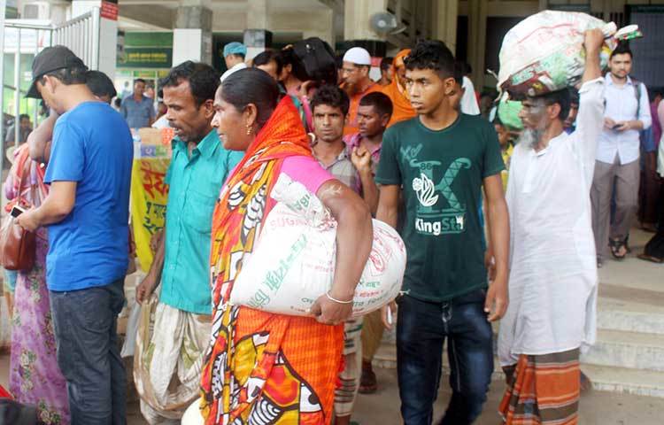 যে কোনো যাত্রা পথে ভোগান্তি কম বেশি থাকেই। কিন্তু উৎসব পালনের জন্য&nbsp; নাড়ির টানে বাড়ি ফেরায় সব ভোগান্তি মধুময় হয়ে যায়। কমালপুর ট্রেন স্টেশন থেকে এ ছবি তুলেছেন বিপ্লব দিক্ষিৎ।