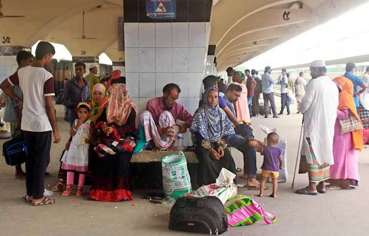 ট্রেন স্টেশনে ঈদে বাড়ি ফেরত যাত্রীরা ট্রেন আসার অপেক্ষায় বসে আছেন। ছবি : বিপ্লব দিক্ষিৎ