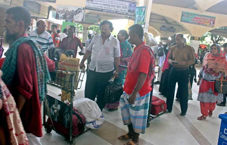 প্রিয়জনদের জন্য প্রায় সবাই কম বেশি উপহার সামগ্রী নিয়ে যাচ্ছেন। পথে নানা রকম ভোগান্তি জেনেও সবাই ব্যাগ, বস্তায় উপহার সামগ্রী নিয়ে যাচ্ছেন। ছবি : বিপ্লব দিক্ষিৎ