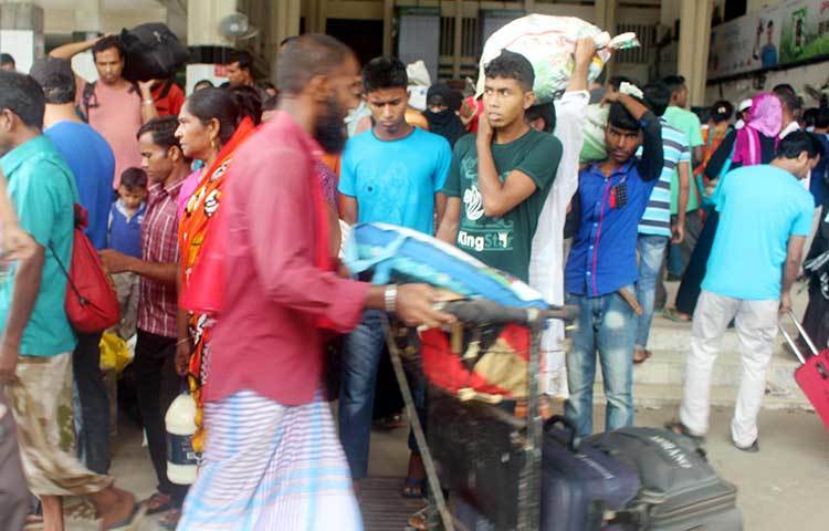 সব যাত্রীর চোখে-মুখেই বাড়ি ফেরার প্রতীক্ষার ছাপ। কখন পৌঁছবে সজনদের কাছে। ছবি : বিপ্লব দিক্ষিৎ