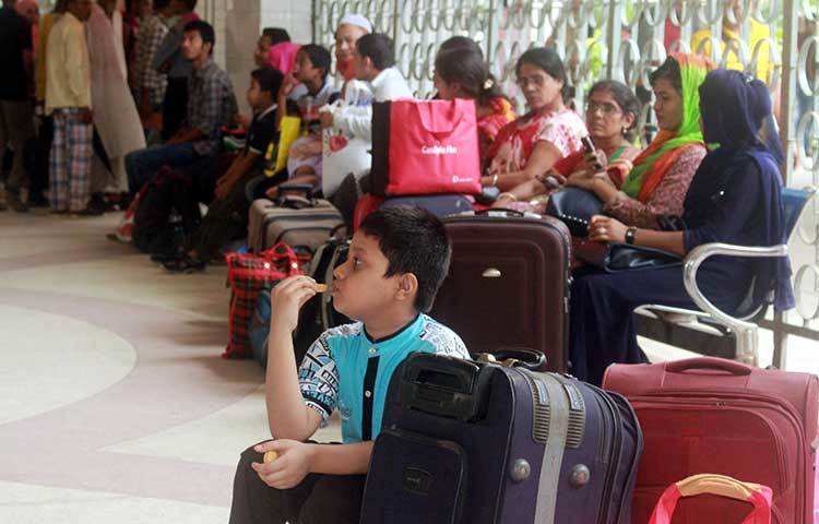 প্রতীক্ষার সময় যেন কাটছে না। নারী, পুরুষ, শিশুসহ সবাই ট্রেনের জন্য অপেক্ষা করছেন। ছবি : বিপ্লব দিক্ষিৎ