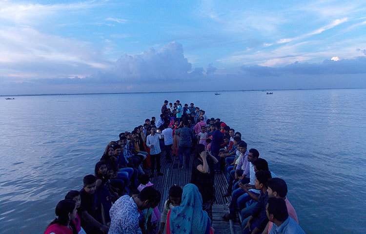 মেলায় এসে কেউ কেউ আবার পদ্মার বুকে নৌভ্রমণেও বের হন। সত্যি এটি আনন্দময় নৌভ্রমণ। ছবি : রবিউল ইসলাম পলাশ