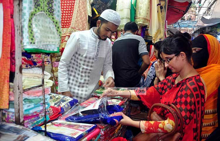 ঈদ যতই ঘনিয়ে আসছে, ততই ঈদের বাজারের কেনাকাটা জমে উঠছে। রাজধানীর গাউছিয়া মার্কেট থেকে ঈদের কেনাকাটার ছবি ক্যামেরাবন্দি করা হয়েছে। ছবি : বিপ্লব দিক্ষিৎ