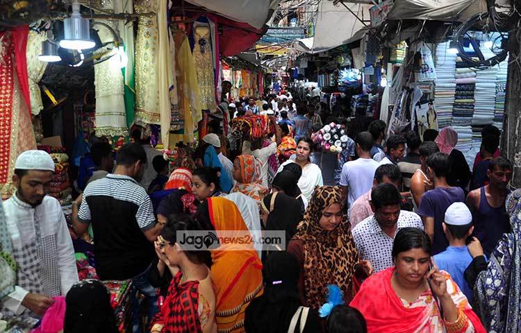 গাউছিয়া মার্কেটে উপছে পড়া ভিড়। কেনাকাটায় ব্যস্ত সবাই। ছবি : বিপ্লব দিক্ষিৎ