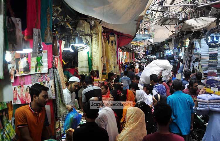 গাউছিয়া মার্কেটে অন্যান্য মার্কেটের চেয়ে সব কিছুর দাম কম হওয়ায় এখানে ঢাকা শহরের বিভিন্ন এলাকা থেকে অনেকেই কেনাকাটা করতে আসে। ছবি : বিপ্লব দিক্ষিৎ