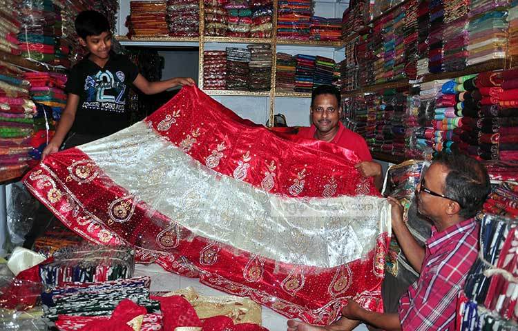 গাউছিয়ার বিভিন্ন দোকান ঘুরে দেখা গেছে, অন্যান্য পোশাকের চেয়ে শাড়ি বিক্রির পরিমাণ বেশি। ছবি : বিপ্লব দিক্ষিৎ