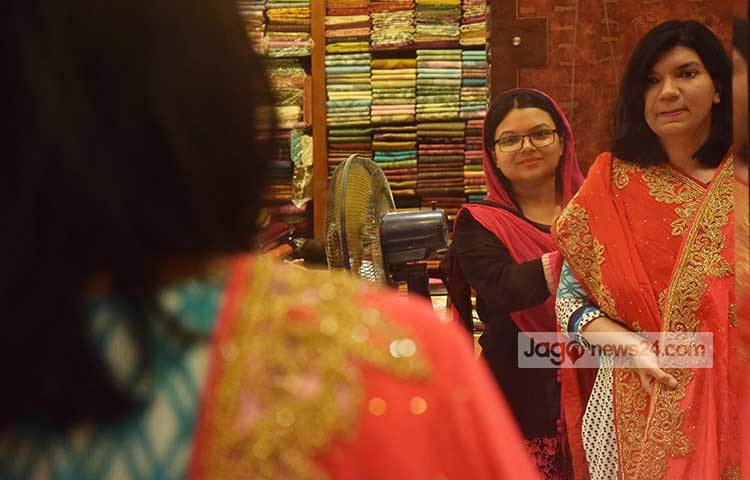 শাড়ি বাছাইয়ে ব্যস্ত ক্রেতারা। ঈদের সেরা শাড়িটি ক্রয়ের জন্য শত চেষ্টা চালাচ্ছেন তারা।