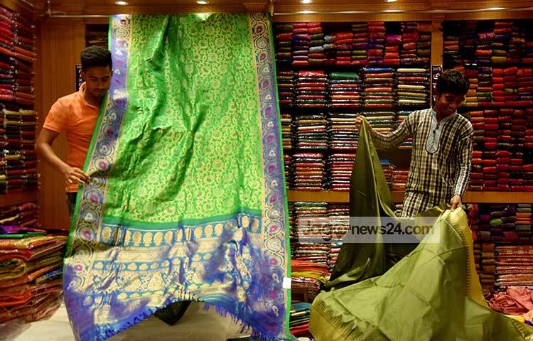 বসুন্ধরা সিটির বিভিন্ন দোকানে কথা বলে জানা গেছে গত বছরের চেয়ে এবারের শাড়ি বেশি বিক্রি হচ্ছে। ছবি : মাহবুব আলম