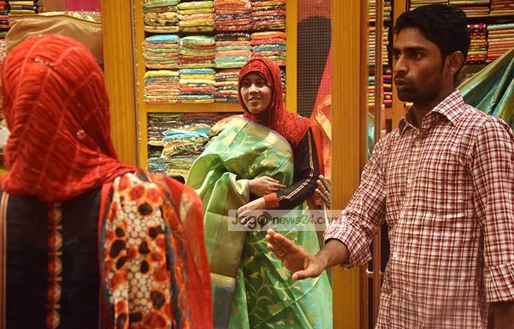 শাড়ির দর-দাম করছেন বিক্রেতা। খোঁজ নিয়ে জানা, গেছে&nbsp; ঈদ যত ঘনিয়ে আসছে বেচা বিক্রি ততই ভালো হচ্ছে। ছবি : মাহবুব আলম