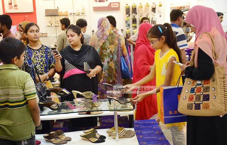 পোশাক কেনার পরে সবাই ভিড় করছে জুতোর দোকানে। নতুন জুতো না হলে ঈদে যেন জমেই না। ছবি : বিপ্লব দিক্ষিৎ