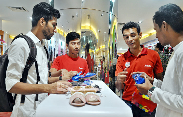 জুতোর অন্যতম ব্র্যান্ড বাটার দোকানে বরাবরের মত ভিড় রয়েছে। বাটাও নতুন কিছু ডিজানই নিয়ে এসেছে। ছবি : বিপ্লব দিক্ষিৎ