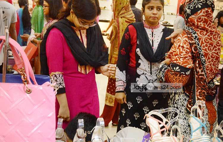 পছন্দের জুতো কিনতে ব্যস্ত তরুণীরা। পোশাকের সঙ্গে মিলিয়ে কিনছেন তাদের জুতো। ছবি : বিপ্লব দিক্ষিৎ&nbsp;