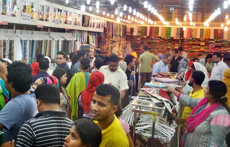 রাজধানীর এই বিপণীবিতানটি ঈদের কেনাকাটার ব্যস্ততায় পরিপূর্ণ। ক্রেতাদের উপস্থিতিতে তিল ধারণের ঠাঁই নেই। ছবি : বিপ্লব দিক্ষিৎ