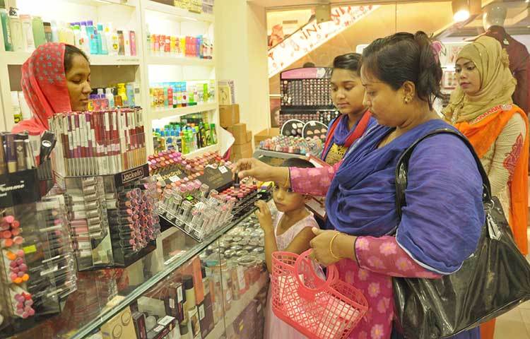 বিভিন্ন কসমেটিকসের দোকানে ভিড় করছে ফ্যাশনপ্রেমীরা। দেশি-বিদেশি নানা ধরণের প্রসাধন সামগ্রী কিনতে ব্যস্ত সবাই। ছবি : বিপ্লব দিক্ষিৎ