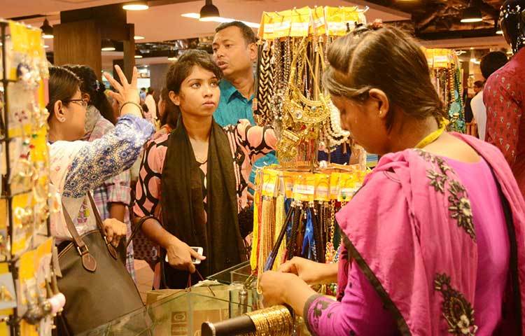 রাজধানীর গহনার দোকানগুলোতে তরুণীদের ভিড় দেখা যাচ্ছে। ঈদকে কেন্দ্র করে গহনার দোকানগুলো আকর্ষণীয় ডিজাইনের গহনা নিয়ে এসেছে। ছবি : বিপ্লব দিক্ষিৎ