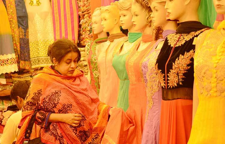 রাজধানীর ফ্যাশন হাউজগুলো এ রকমের বাহারি পোশাকের আয়োজন নিয়ে বসেছে বিক্রেতারা। ছবি : বিপ্লব দিক্ষিৎ