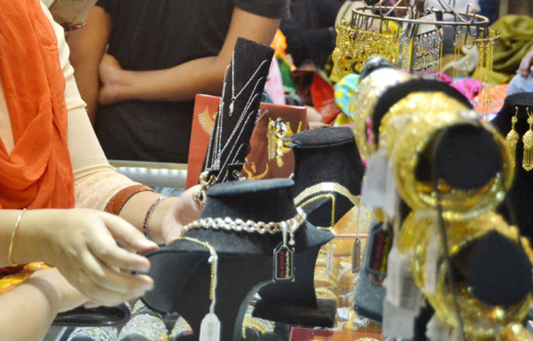 প্রতিদিনই গহনার দোকানগুলোতে বাহারি ডিজাইনের গহনা আসছে। ক্রেতাতের পছন্দের উপর ভিত্তি করে এসব গহনা আনছেন বিক্রেতারা। ছবি : বিপ্লব দিক্ষিৎ