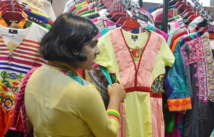 পছন্দের পোশাক খুঁজে পেয়েছে এই কিশোরী। দোকানে দোকানে ঘুরে কিনছে পছন্দের পোশাক। ছবি : বিপ্লব দিক্ষিৎ&nbsp;&nbsp;