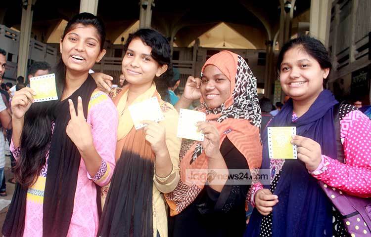 আসন্ন ঈদুল ফিতর উপলক্ষে ঘরমুখো মানুষের সুবিধার্থে সোমবার (১২ জুন) সকাল ৮টা থেকে ট্রেনের অগ্রিম টিকিট বিক্রি শুরু হয়েছে। দীর্ঘ অপেক্ষার পর টিকিট হাতে পেয়ে সবাই উচ্ছ্বসিত। ছবি : বিপ্লব দিক্ষিৎ