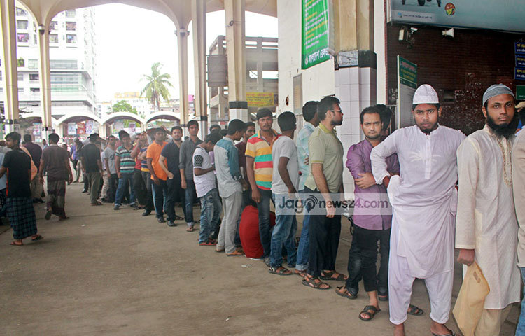 টিকিটি হাতে পেতে কমলাপুর ট্রেন স্টেশনের দীর্ঘ লাইন দেখা গেছে। ছবি : বিপ্লব দিক্ষিৎ