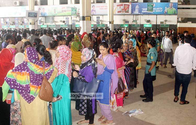টিকিট পেতে অপেক্ষা করছেন হাজারো মানুষ কমলাপুর স্টেশনে অপেক্ষা করছেন। ছবি : বিপ্লব দিক্ষিৎ