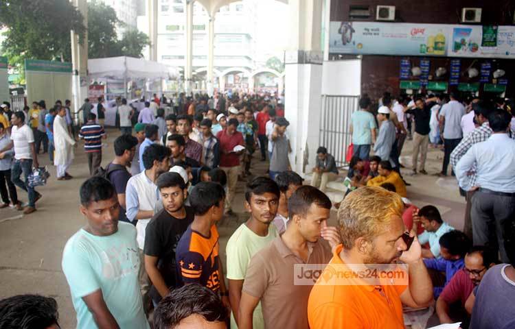 প্রিয়জনের সঙ্গে ঈদে আনন্দ ভাগাভাগি করার জন্যে ট্রেনের অগ্রিম টিকিট নিতে স্টেশনে এসেছেন বিপুলসংখ্যক মানুষ। প্রতিবারই ঈদের আগের এ দৃশ্য এবারও যেন বদলায়নি। ছবি : বিপ্লব দিক্ষিৎ