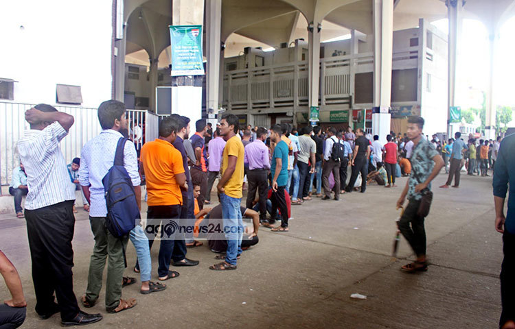প্রিয়জনের সঙ্গে ঈদের আনন্দ ভাগাভাগি করতে টিকিট প্রত্যাশীরা গতরাত থেকেই লাইনে দাঁড়িয়ে অপেক্ষা করছেন। ছবি : বিপ্লব দিক্ষিৎ