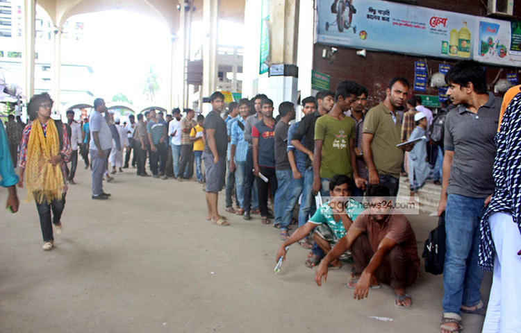 সময় গড়ানোর সঙ্গে দীর্ঘ হতে শুরু করে লাইন। তবু কেউ দাঁড়িয়ে কেউবা বসে অধীর প্রতীক্ষায় রয়েছেন ট্রেনের টিকিটের জন্য। ছবি : বিপ্লব দিক্ষিৎ