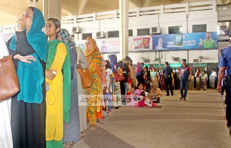 নারীদের টিকিট কাটার দীর্ঘ লাইন। লাইনে দাঁড়ানো প্রতি যাত্রীকে চারটি করে টিকিট দেয়া হচ্ছে। ছবি : বিপ্লব দিক্ষিৎ
