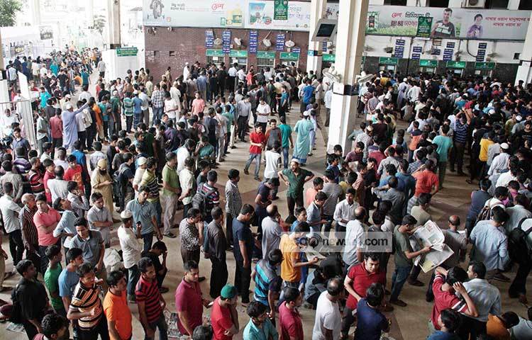 সকালে টিকিট পেতেই নিমিষে উবে গেল দীর্ঘক্ষণ লাইনে দাঁড়িয়ে থাকার ভোগান্তির সব চিহ্ন। ভোগান্তি পেরিয়ে এসে যারাই টিকিট পাচ্ছেন, তাদের মুখে রাজ্যের হাসি। ছবি : বিপ্লব দিক্ষিৎ