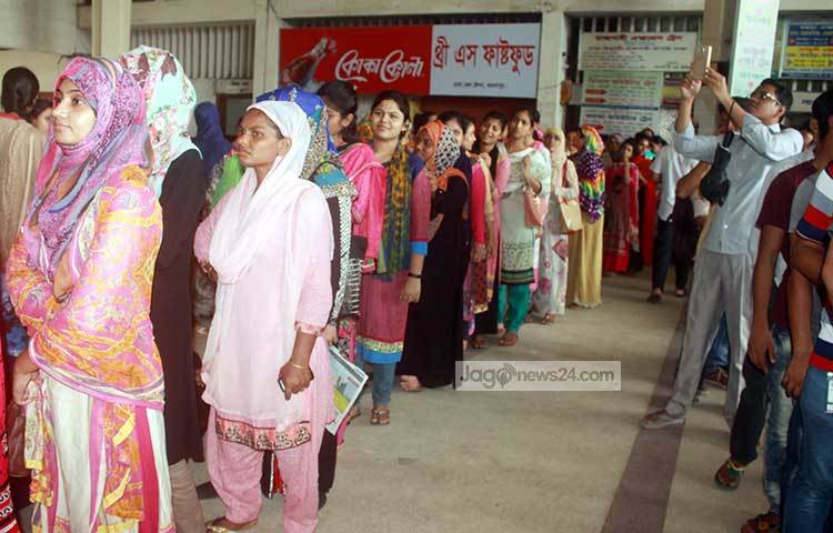 এভাবে ঘণ্টার পর ঘণ্টা দীর্ঘ লাইনে দাঁড়িয়ে মিলছে প্রত্যাশীত টিকিট। সবার একটাই প্রত্যাশা, প্রিয়জনদের সঙ্গে ঈদ উদযাপন। ছবি : বিপ্লব দিক্ষিৎ
