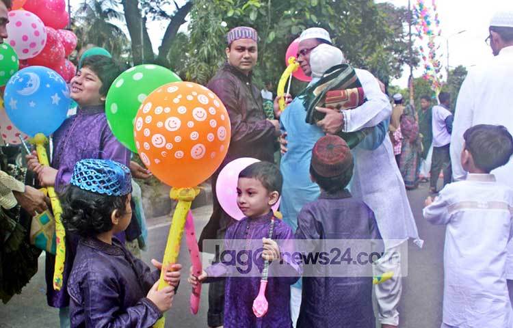 ঈদের নামাজ শেষে শিশুরা রঙিন বেলুন কিনছে। শিশুদের মনে আজ বাঁধ ভাঙ্গা আনন্দ। ছবি : বিপ্লব দিক্ষিৎ