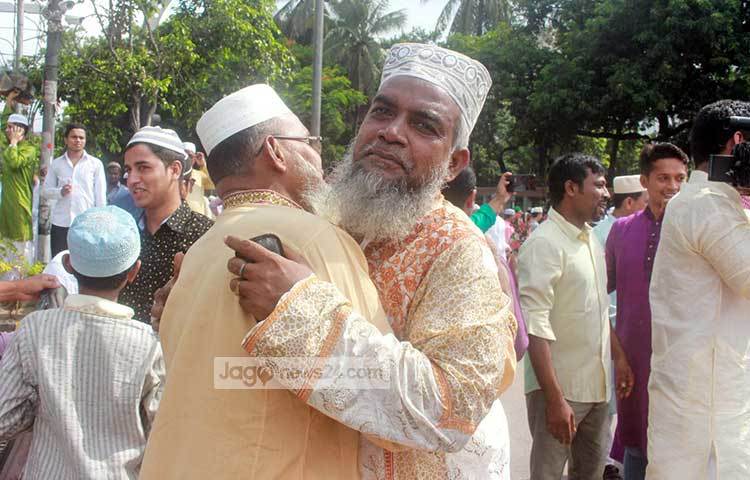 ঈদের নামাজ শেষে দুই মুসল্লি কোলাকুলি করছেন। এভাবেই দেশের সব মানুষ আজ ভেদাভেদ ভুলে ঈদের আনন্দ ভাগাভাগি করছেন। ছবি : বিপ্লব দিক্ষিৎ